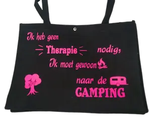 Vilten Tas | Ik heb geen therapie nodig, ik moet gewoon naar de camping | 45 x 15 x 33 cm. Vilten Tas | Ik heb geen therapie nodig, ik moet gewoon naar de camping | 45 x 15 x 33 cm.