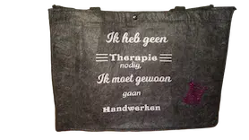 Vilten Tas | Ik heb geen therapie nodig, ik moet gewoon gaan handwerken | 45 x 15 x 33 cm. Vilten Tas | Ik heb geen therapie nodig, ik moet gewoon gaan handwerken | 45 x 15 x 33 cm.
