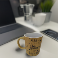 Mok | Uniek | Glitter | Goud | Bedrukt | Add a little glitter to each day | 330 ml